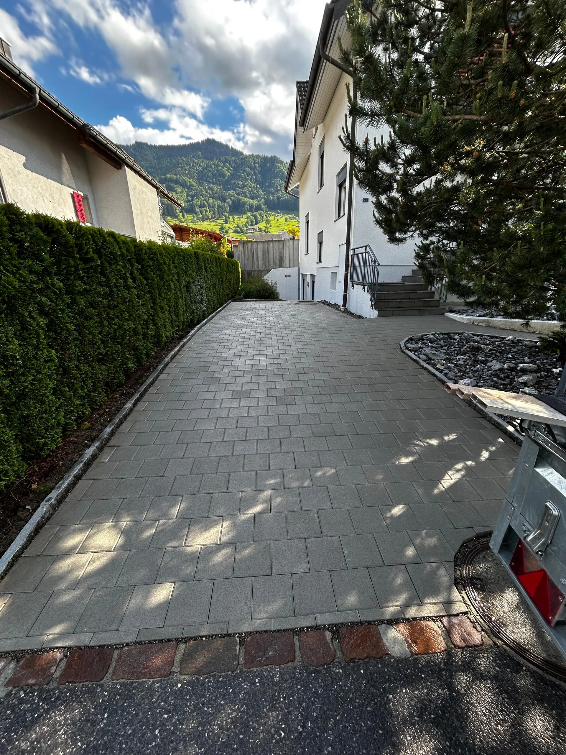 Rasensanierung - Fertige neue Pflasterung